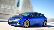 Nejlevnější raketou na čtyřech kolech je Opel Astra GTC OPC. Třídveřový hatchback odvozený ještě od starší generace modelu Astra se prodává od 649 900 korun. Dvoulitrový benzinový turbomotor posílá na přední nápravu výkon až 206 kW, díky čemuž OPC zrychlí z místa na stovku za rovných šest vteřin a dosahuje rychlosti až 250 km/h.