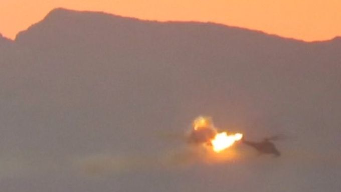 Zpravodajská agentura napojená na Islámský stát zveřejnila video, na kterém je vidět zřícení ruského vrtulníku východně od syrského města Palmýra.