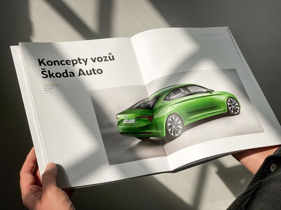 Snímek konceptu Škoda Vision C na stránkách knihy Fotografie nového milénia.