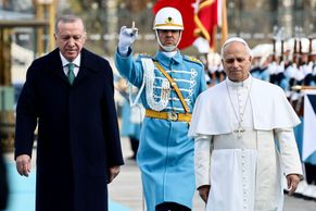 Obrazem: Papež na první zahraniční cestě. Erdogana vyzval k pluralitě a respektu