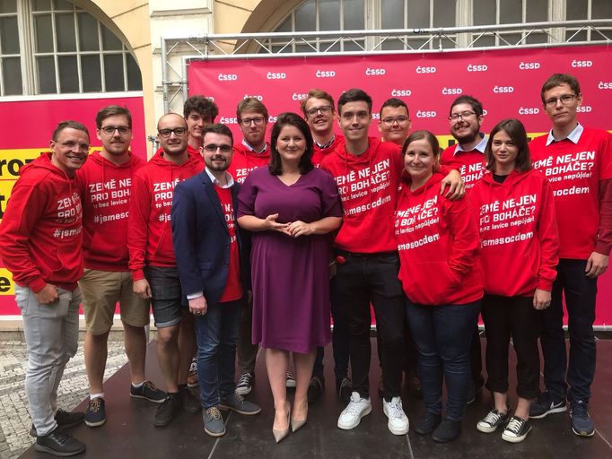 Mladí sociální demokraté během letošního volební kampaně s místopředsedkyní ČSSD Janou Maláčovou. Po její levici stojí předseda mladých Lukáš Ulrych.