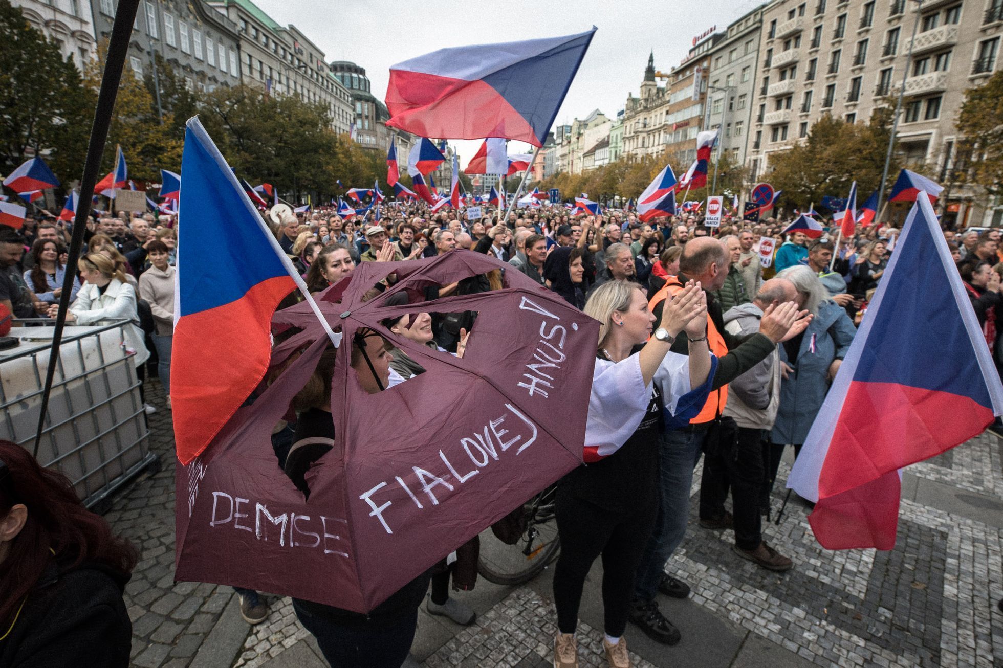 Protivládní demonstrace za demisi vlády 28. října 2022, Václavské náměstí - vláda Petr Fiala