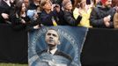 Supporters lean out to get a photo of U.S. President Barack Obama as he greets supporters at a campaign rally in Denver, Colorado October 4, 2012. REUTERS/Kevin Lamarque (UNITED STATES - Tags: POLITICS ELECTIONS USA PRESIDENTIAL ELECTION) Published: Říj. 4, 2012, 5:25 odp.