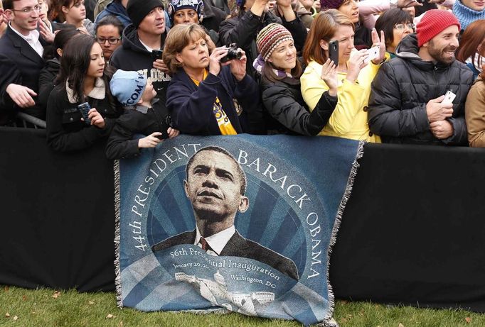 Supporters lean out to get a photo of U.S. President Barack Obama as he greets supporters at a campaign rally in Denver, Colorado October 4, 2012. REUTERS/Kevin Lamarque (UNITED STATES - Tags: POLITICS ELECTIONS USA PRESIDENTIAL ELECTION) Published: Říj. 4, 2012, 5:25 odp.