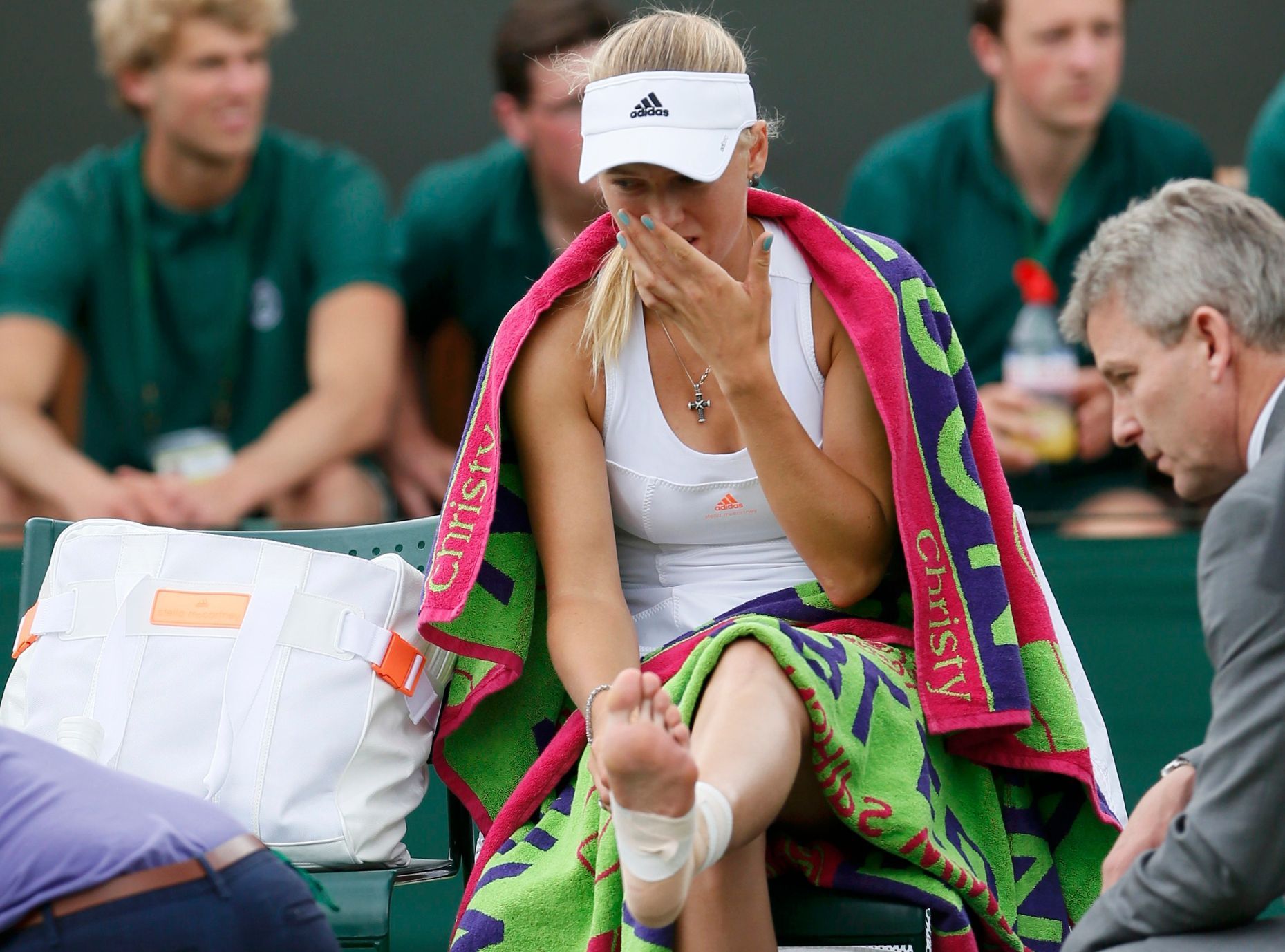 Zraněná Caroline Wozniacká ve druhém kole Wimbledonu 2013