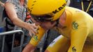 Britský cyklista Bradley Wiggins si jede pro vítězství během 19. etapy Tour de France 2012.