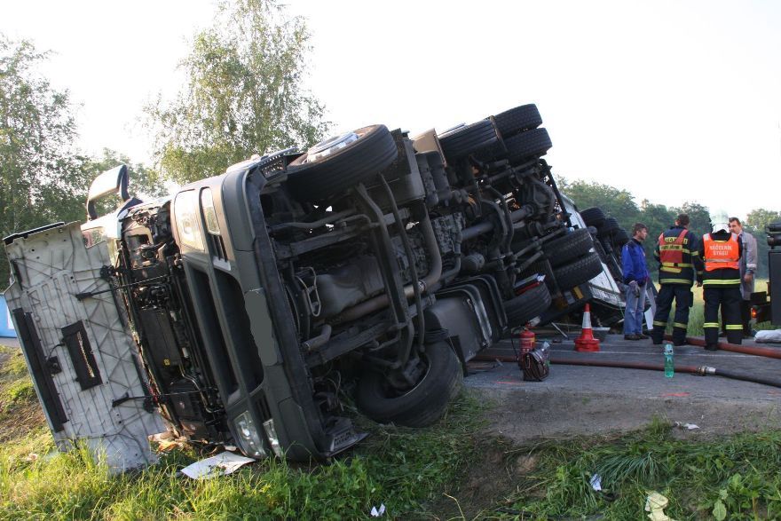 Na Zlínsku se převrátila cisterna s naftou