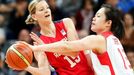 Česká basketbalistka Eva Vítečková (vlevo) se snaží prostřelit Číňanku Xiaoli Čengovou v turnaji OH 2012 v Londýně.