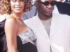 Osudový muž Bobby Brown  V roce 1990 se Whitney provdala za zpěváka Bobby Browna. Podle zpěvaččiny rodiny je to právě on, kdo ji stáhl na dno drogové a alkoholové závislosti. Manželství bylo rozvedeno po čtrnácti letech v roce 2004.