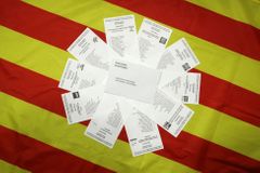 Přehledně o katalánských volbách: Politici hlasují z vězení, expremiér Puigdemont nemůže volit vůbec