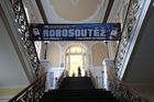Už podeváté se koná na elektrotechnické fakultě v Praze finále soutěže robotů postavených studenty.