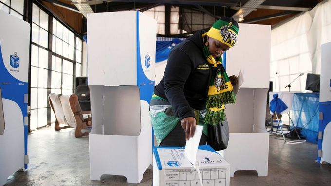 Příznivkyně ANC při volbách, které pro stranu nedopadly dobře.