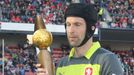 Petr Čech si převzal trofej během přátelského utkání mezi Českou republikou a Maďarskem.