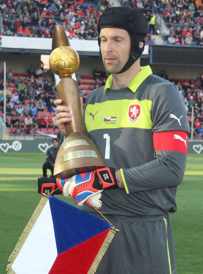 Petr Čech si převzal trofej během přátelského utkání mezi Českou republikou a Maďarskem.