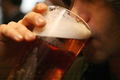 Švédský pivovar stahuje pivo Staropramen. Lidé při pití krváceli v ústech
