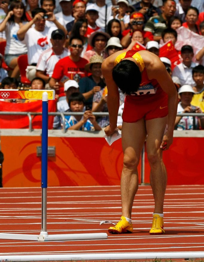 Největší čínský tahák olympiády, závodník na 110 m překážek Liou Siang, přišel na stadion s bolestnou grimasou.