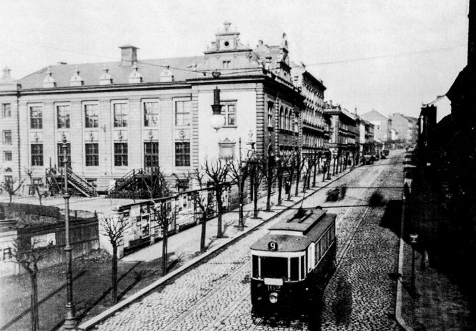 Trať v dnešní Koněvově ulici v roce 1908 — zrušená v roce 1977.