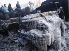 Pozůstatek pouličních bitek v Kyjevě.