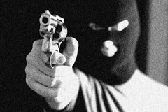 Třináctiletý lupič přepadl banku, měl i pistoli