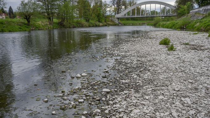 Nedostatek srážek v zimě a suché jaro se začalo projevovat i na řekách severní Moravy, hladiny řek klesají. Na snímku téměř vyschlá řeka Olše v Karviné.
