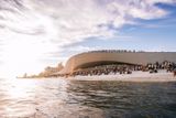 Projekt britského studia Amanda Levete Architects na Muzeum umění, architektury a technologie (MAAT ) v Lisabonu se dostal i do užšího výběru prestižní architektonické ceny Mies van der Rohe 2016.