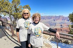 V osmdesáti kolem světa. Dvě „cestovatelské babičky“ dobývají kontinenty