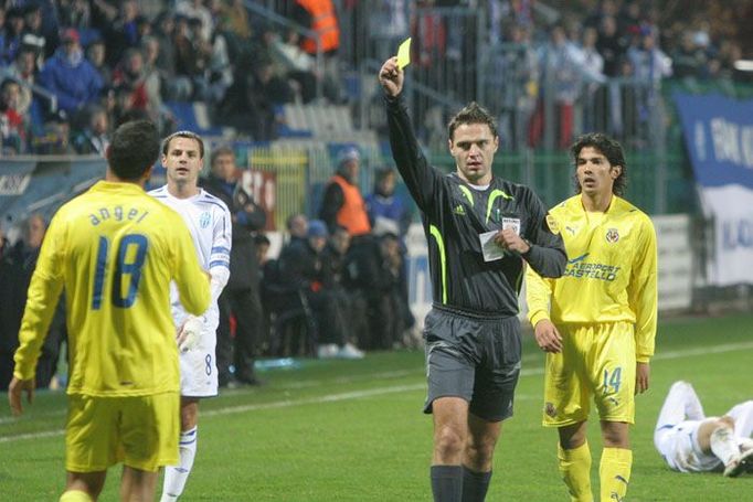 Rozhodčí Damir Skamina celkem v šesti případech sáhl pro žluté varování