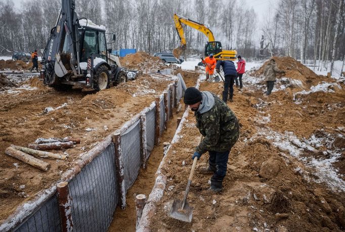 Dračí zuby, dráty a protitankové jámy - Ukrajinci budují obranné linie.