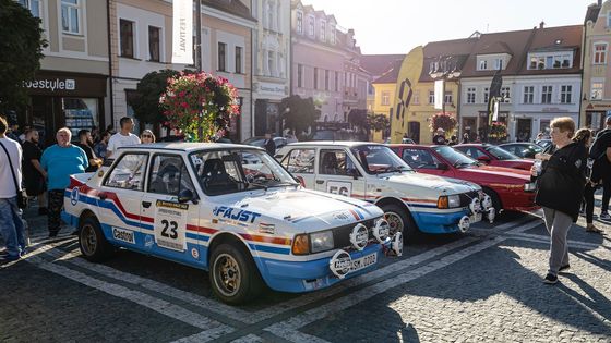 Benzinový svátek ve městě. Setinovka Speed Festivalu je pro veteránisty jedinečná