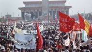 Demonstrace v centru Pekingu začaly už v dubnu v roce 1989. Lidé požadovali demokratické reformy. Protesty se během května rozrostly po celé zemi a konaly se i studentské stávky.