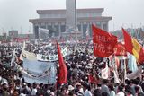 Po smrti politika Chu Jao-panga, který podporoval snahy o demokratizaci země, se začaly v dubnu 1989 na Náměstí nebeského klidu shromažďovat k protestu davy studentů, ale také běžných lidí z Pekingu a vesnic. Až milion demonstrantů se dožadoval změn, lidé drželi i hladovku. Akce skončila až 4. června, kdy na náměstí vjely tanky a vojáci začali střílet do davu. Přesný počet obětí není známý. Hovoří se o několika tisících.