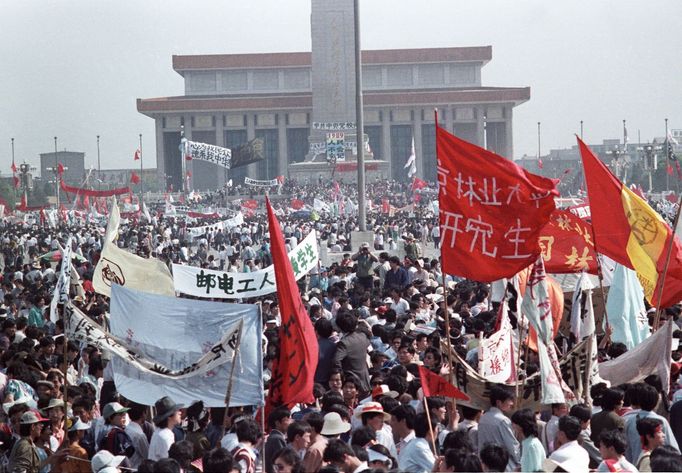 Dobové foto pořízené v roce 1989 v Pekingu v Číně. Připomínka masakru na náměstí Nebeského klidu, ke kterému došlo zejména v rozmezí 3. a 4. června roku 1989.