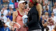 Serena Williamsová a Caroline Wozniacká po finále US Open. Bylo jednoznačné, dvakrát 6:3 pro suverénní Američanku.