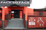 Do chátrajícího areálu zve k návštěvě pouze klub se seznamkovým názvem Face to Face.