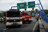 Ve 13:59 hodin vyjely dvě jednotky hasičů do Strahovského tunelu k požáru osobního vozidla..