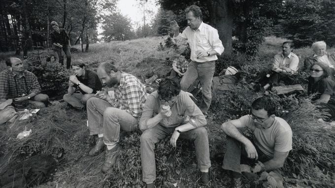 Konspirační setkání českých a polských disidentů na Borůvkové hoře v Jeseníkách 15. srpna 1987. Stojící Václav Havel. Muž s cigaretou Jáchym Topol, pak Jan Ruml a Alexandr Vondra (zleva).