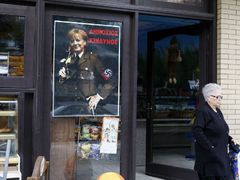 Antiněmecké paroly a plakáty se v Řecku neobjevují poprvé. Obrázek Merkelové v nacistické uniformě visel v Aténách už loni v říjnu.