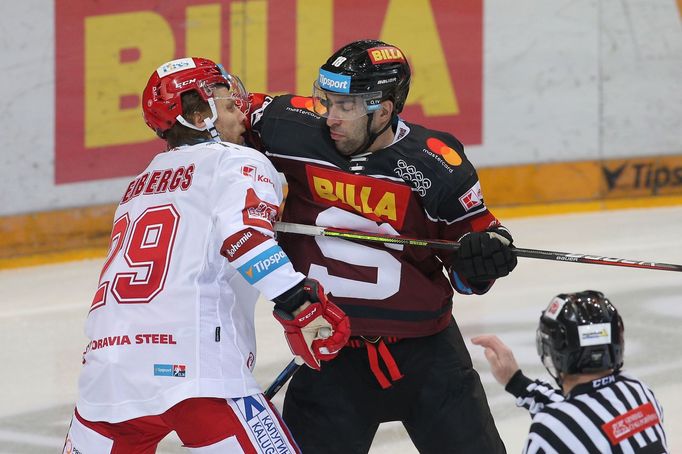 10. kolo hokejové extraligy 2020/21, Sparta - Třinec: Ralfs Freibergs a Andrej Kudrna.