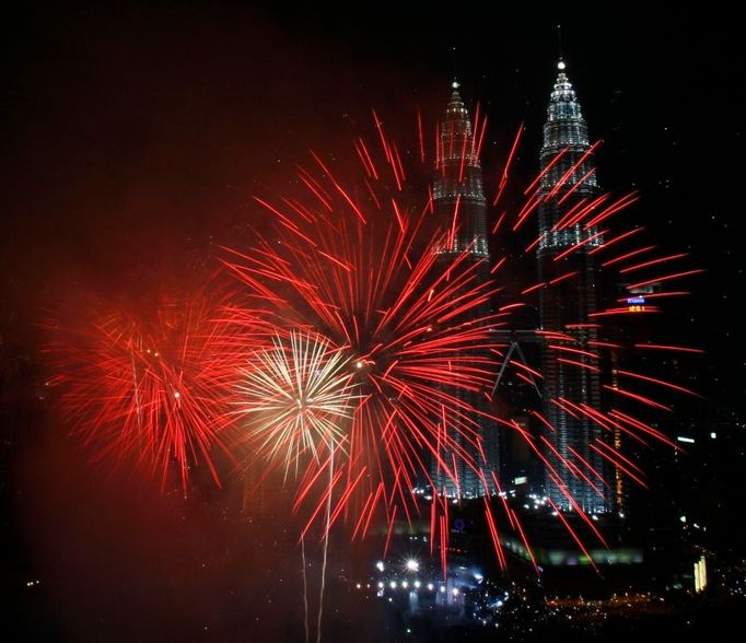 Příchod Nového roku v Malajsii. Ohňostroj vidíte na pozadí Petronas Twin Towers, které stojí v Kuala Lumpur. Půlnoc tu nastala o páté večer našeho času.