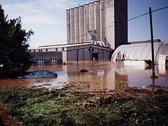 Voda v Dobrušce v roce 1998 zaplavila i areál továrny