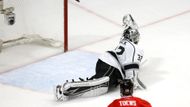 Obhájcům titulu se stala osudná tahle rána. Hvězda loňského play off, brankář Jonathan Quick, nedosáhla na tuhle ránu Patricka Kaneho...