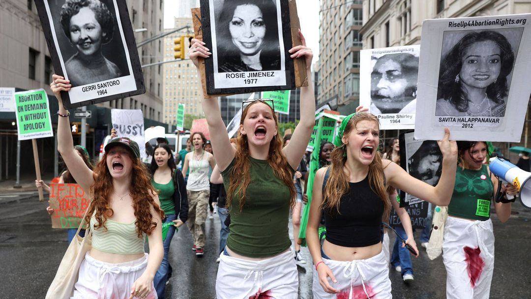 Třicet let vězení, trauma i chudoba. Zákazy potratů s sebou nesou scénáře zničených a nešťastných lidských životů. Na snímku z května Newyorčanky demonstrují v ulicích.