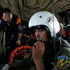 Vytahování trosek letounu airbus A320-200  letecké společnosti AirAsia