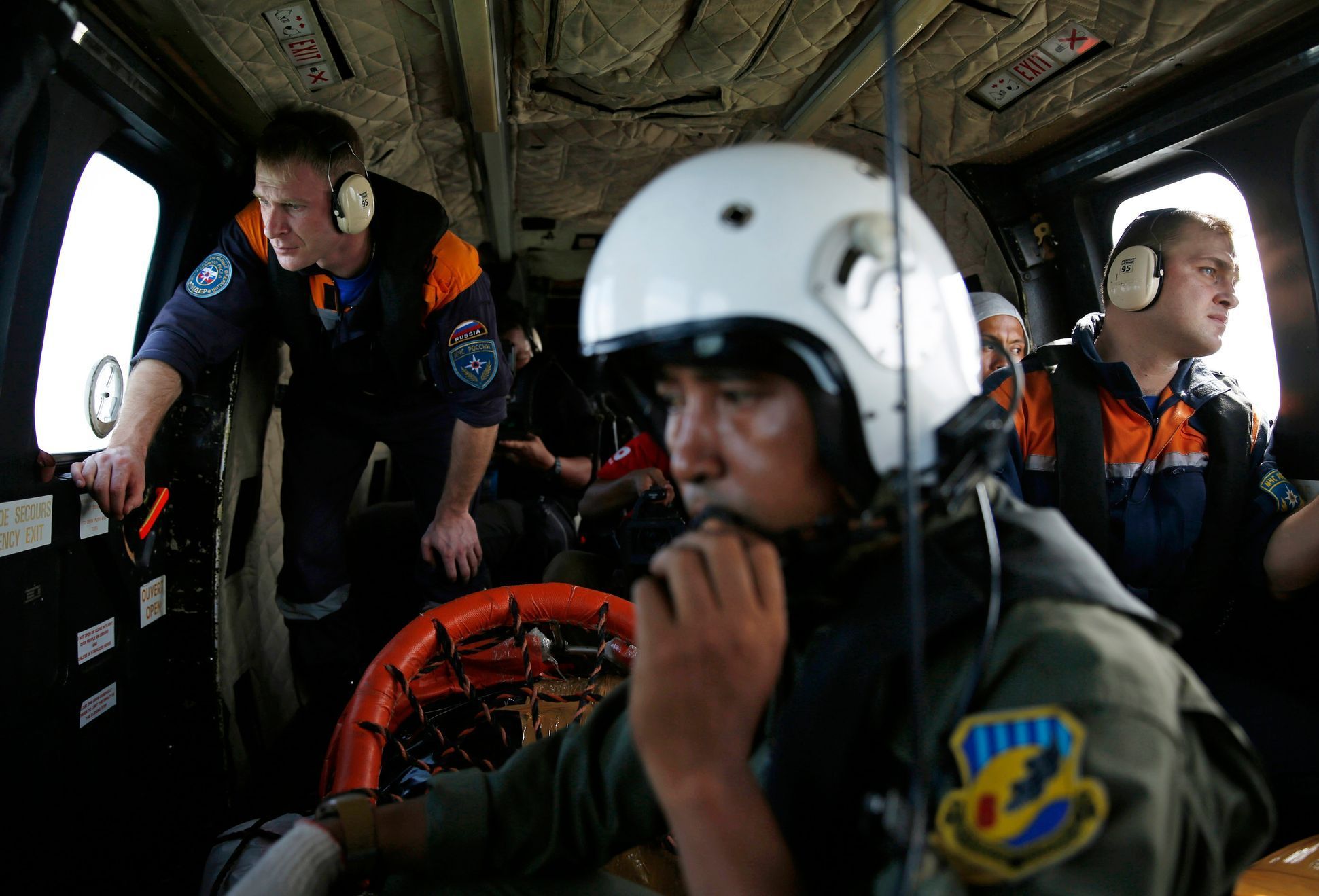 Vytahování trosek letounu airbus A320-200  letecké společnosti AirAsia