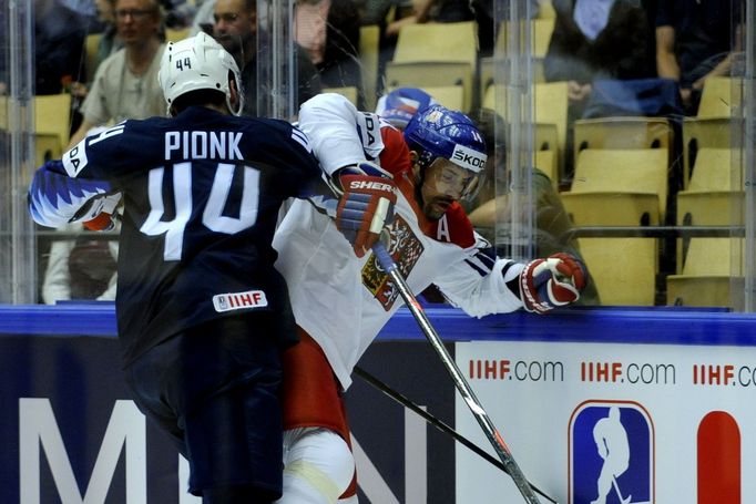 Tomáš Plekanec a Neal Pionk v souboji.