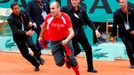 Jeden z diváků vběhl při finále Roland Garros na kurt. A ochranka měla plné ruce práce