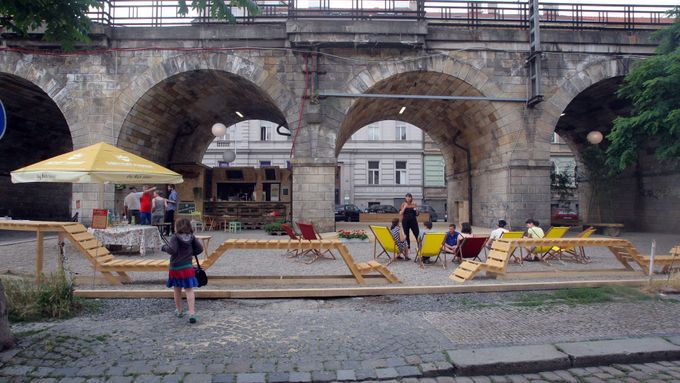Obrazem: Šachy či tančírna pod Negrelliho viaduktem. Architekti mají vizi oživení veřejného prostoru