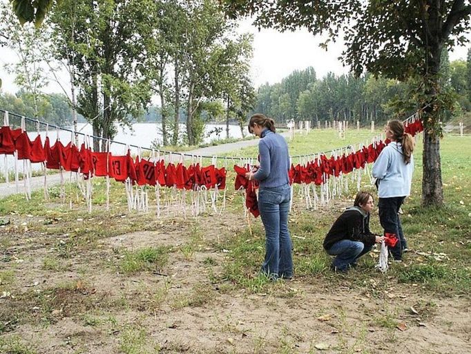 Tato fotografie je deset let stará - dnes už byste v okolí cíle tolik volného místa nenašli, počet účastníků o hodně narostl.