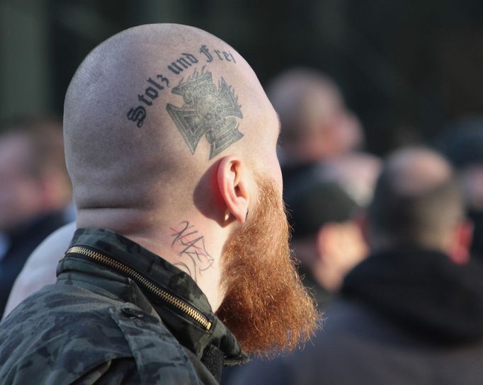 Pravicový extremista na demonstraci proti uprchlíkům v Kolíně nad Rýnem.