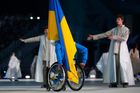 Ukrajinský vlajkonoš Michailo Tkačenko byl jediným zástupcem své země na slavnostním zahájení zimní paralympiády v Soči.